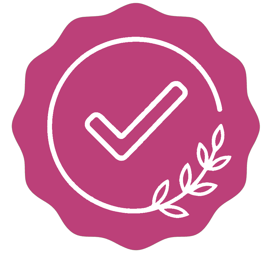 Icono de sello de calidad de color rosa con bordes ondulados, que contiene un símbolo de verificación o visto bueno y una rama de laurel en color blanco.